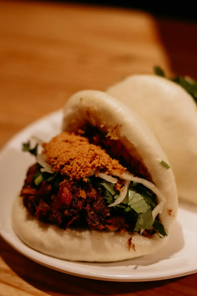 Pan bao relleno con carne braseada y cilantro